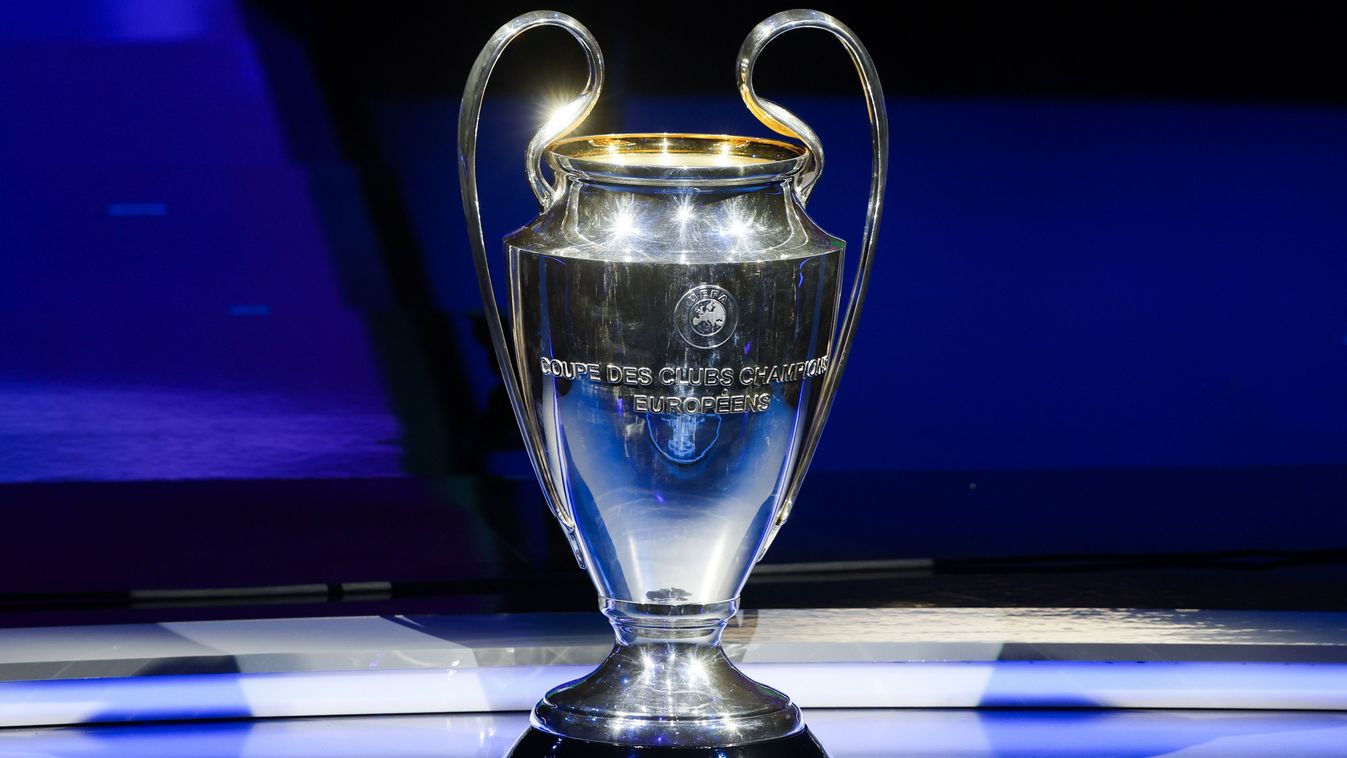 Monaco, 2023. augusztus 31.
A labdarúgó Bajnokok Ligájának trófeája a 2023/24-es labdarúgó BL csoportkörének sorsolásán az Európai Labdarúgó-szövetség, az UEFA monacói sorsolásán 2023. augusztus 31-én.
MTI/EPA/Guillaume Horcajuelo