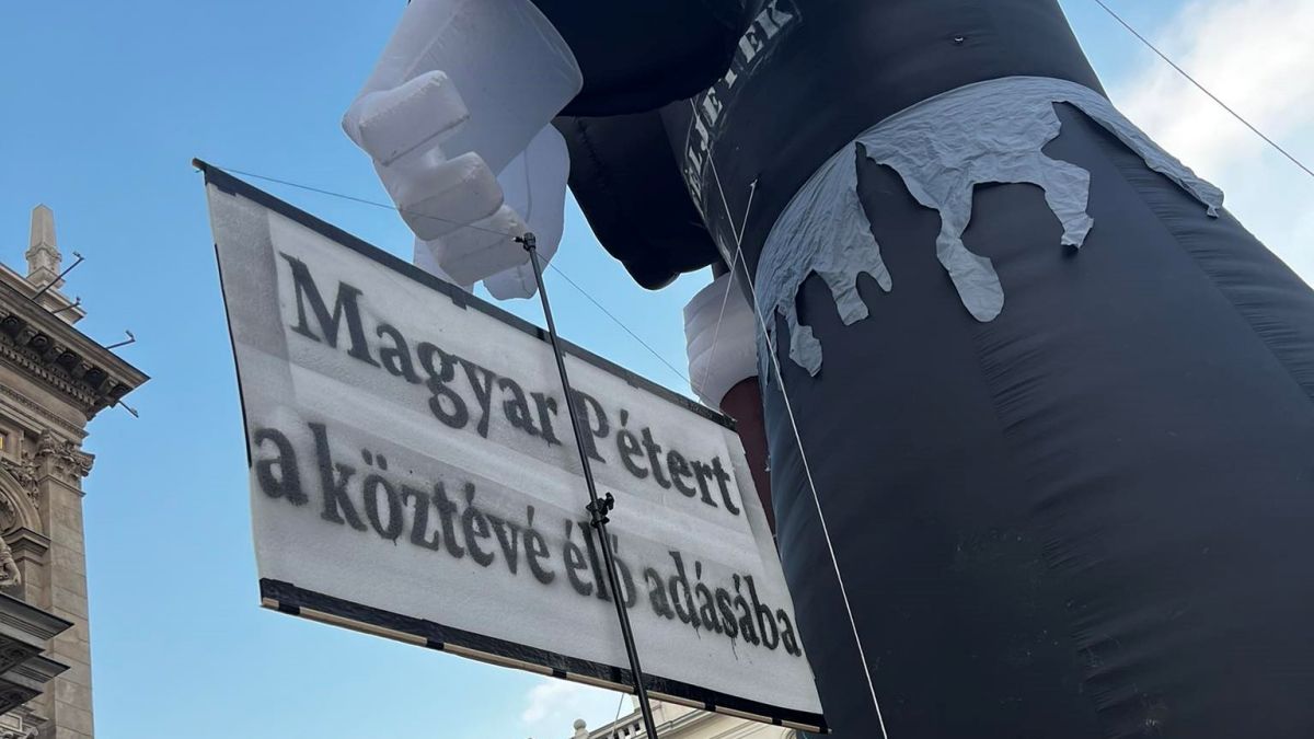 Tüntetést jelentettek be az Operaház elé – helyette azonban valami nagyon bizarr dolog történik