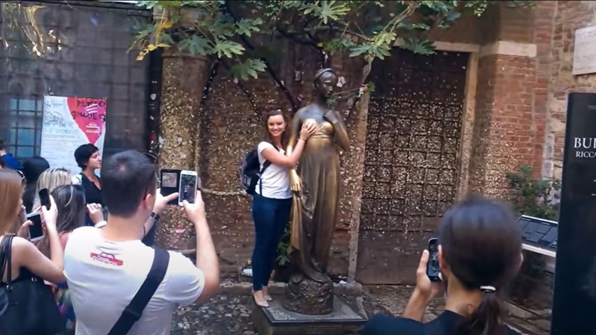 Annyiszor simogatták a Júlia-szobor mellét, hogy kilyukadt