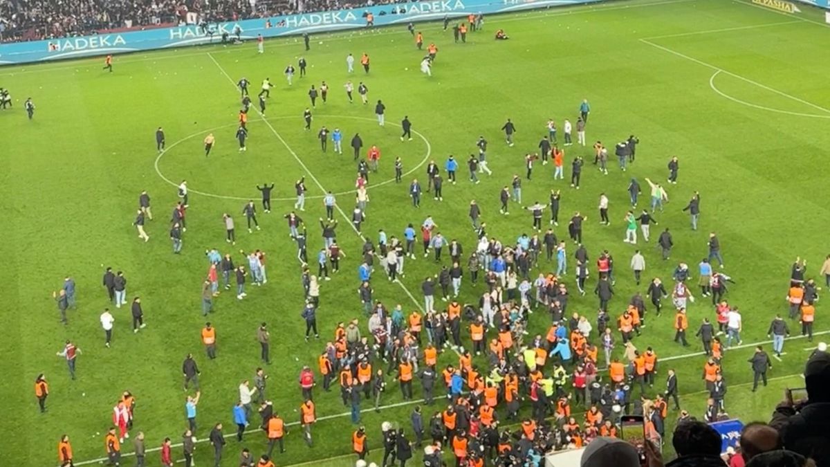 A Fenerbahce a bajnokságtól való visszalépést is fogja tárgyalni az óriási rendbontás után