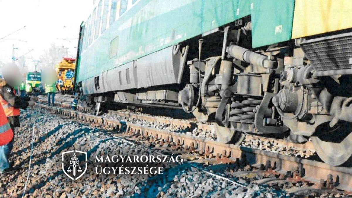 Kisiklott a vonat, több mint százmilliós kárt okozott a mozdonyvezető (VIDEÓ)