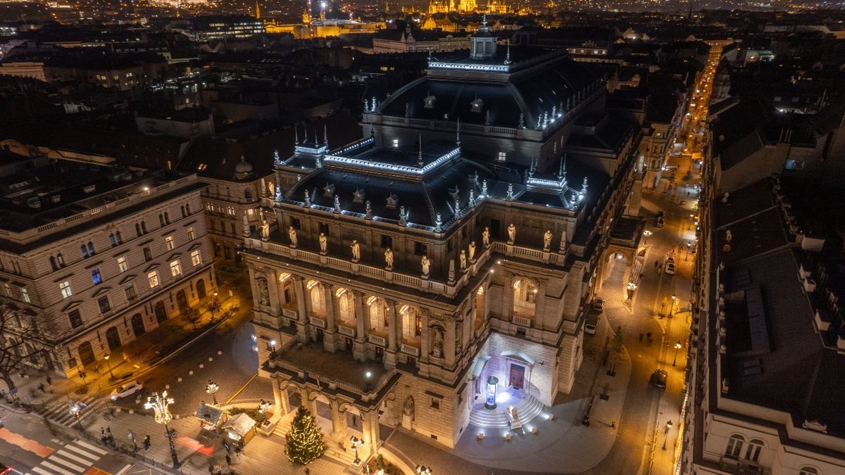 Legyen gyanús, hogy az Operaház büféjének menüje nem szalámis szendvics mustárral