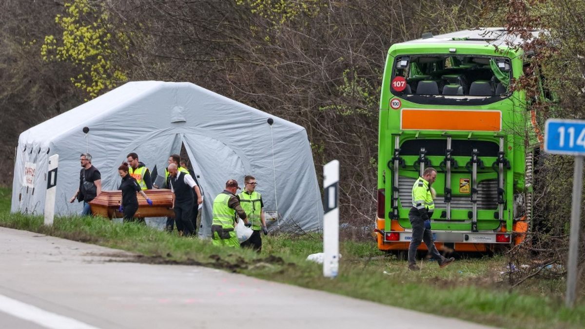 Felborult egy FlixBus Németországban, több ember meghalt
