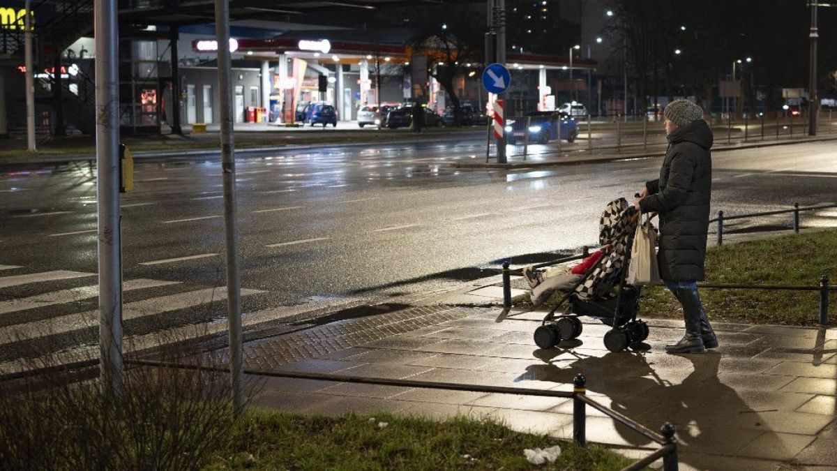Életveszély: ennyit lát az autós a gyalogosból, aki sötétben átrohan az úton (VIDEÓ)
