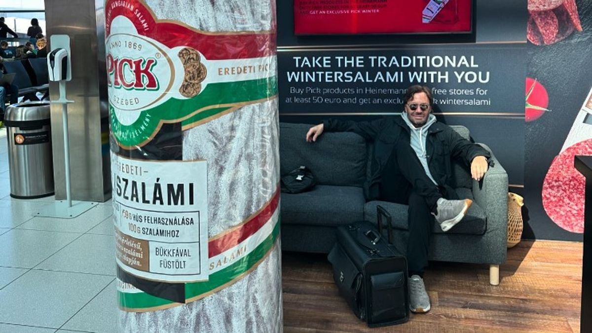 Hatalmas téliszalámival pózolt a világhíres gitáros a ferihegyi reptéren