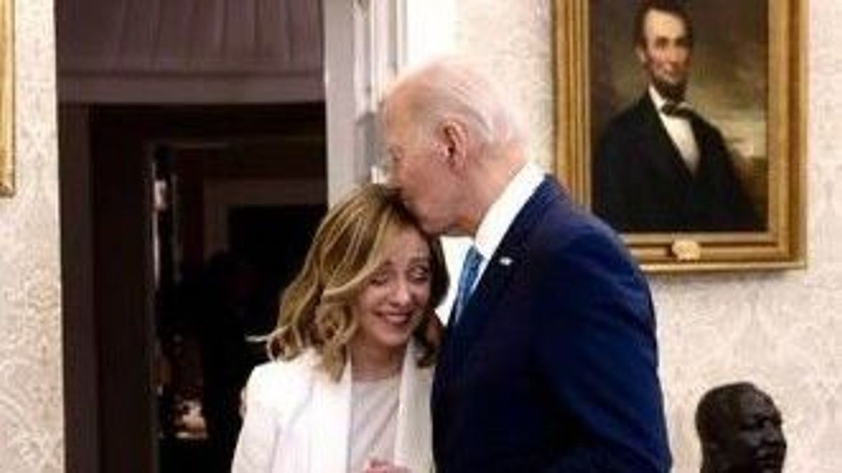 Homlokon csókolta Melonit, majd beleszagolt a hajába Joe Biden, miközben Abraham Lincoln ott figyelt a háttérben (VIDEÓ)