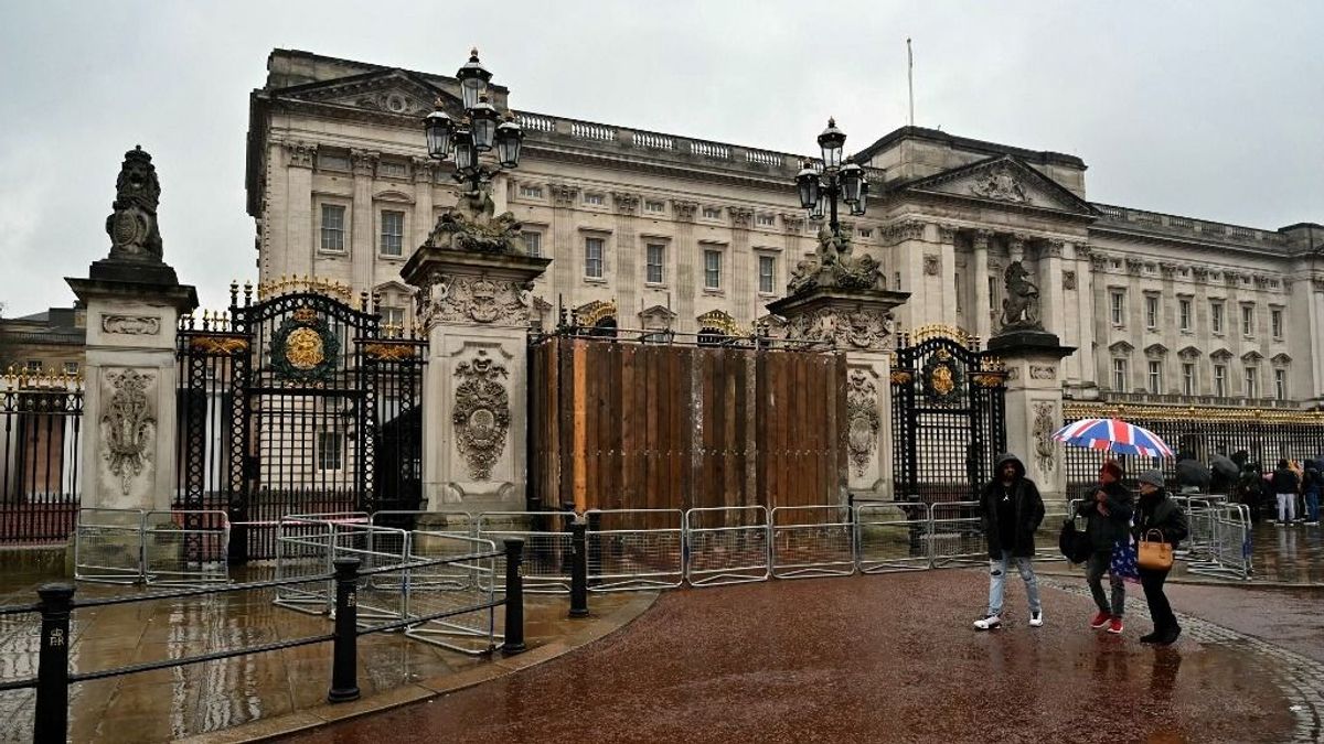 Nekihajtott a Buckingham-palotának, fegyveres őrök vették őrizetbe