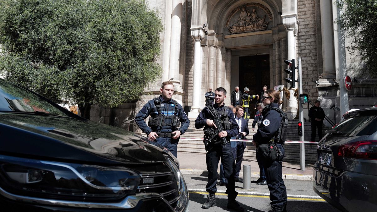 Rendkívüli óvatosságra intenek Franciaországban – minden templom elé rendőri erőket vezényelnek a húsvéti ünnepekre