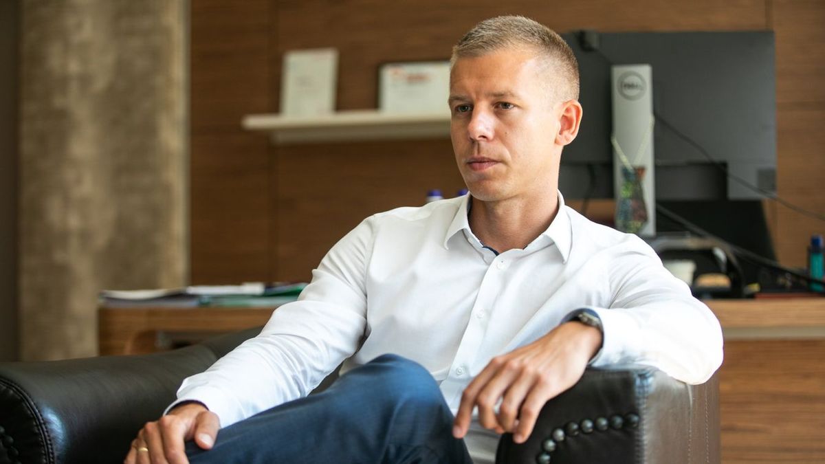 „Ex-Vargáné most zászlót bont” – népdal-paródiával üzent Hont András Magyar Péternek