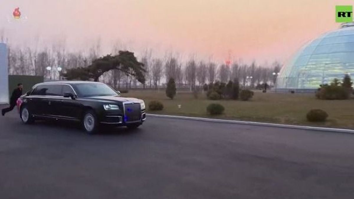 Videón, ahogy Kim Dzsong Un a Putyintól kapott luxuslimuzinnal furikázik