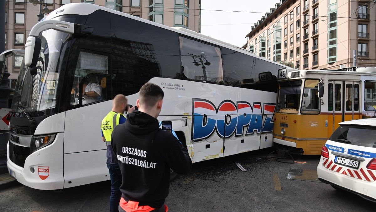 Turistabusszal ütközött a 49-es villamos a Kálvin téren, fennakadásokra kell készülni