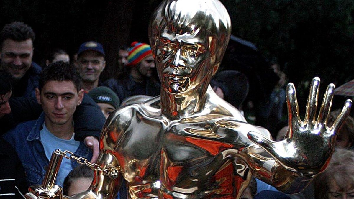 Fémtolvaj vágta darabokra Bruce Lee mostari szobrát