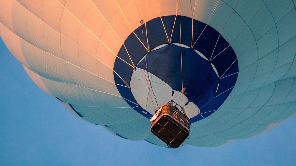 Kizuhant a hőlégballonból és meghalt egy férfi