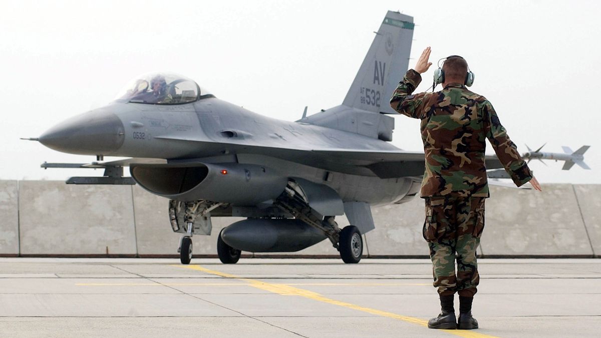 Az ukrán katonáknak nem kis fejtörést okozhat az F16-os vadászgép a MiG-ek után