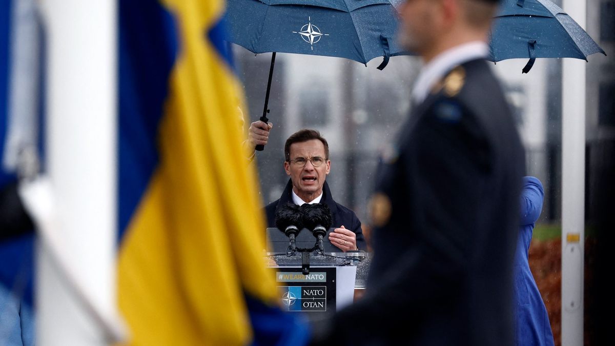 Így vonták fel az esőben a svéd zászlót a NATO brüsszeli központja előtt (VIDEÓ)
