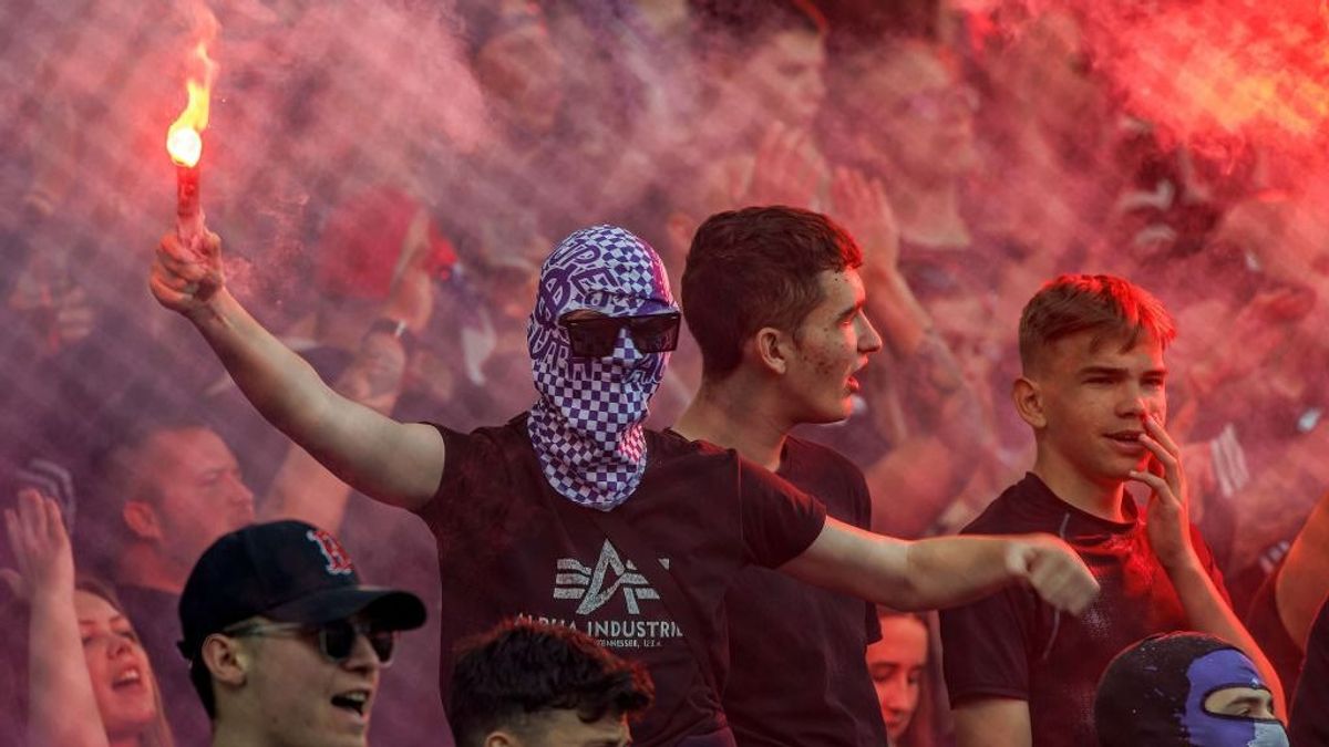 Műtét vár az Újpest-Fradi meccsen megégett 16 éves fiúra