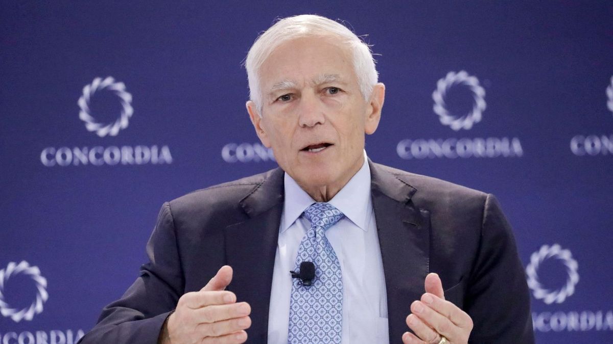 Wesley Clark tábornok szerint gyakorlatilag tehetetlenek Orbán Viktorral szemben