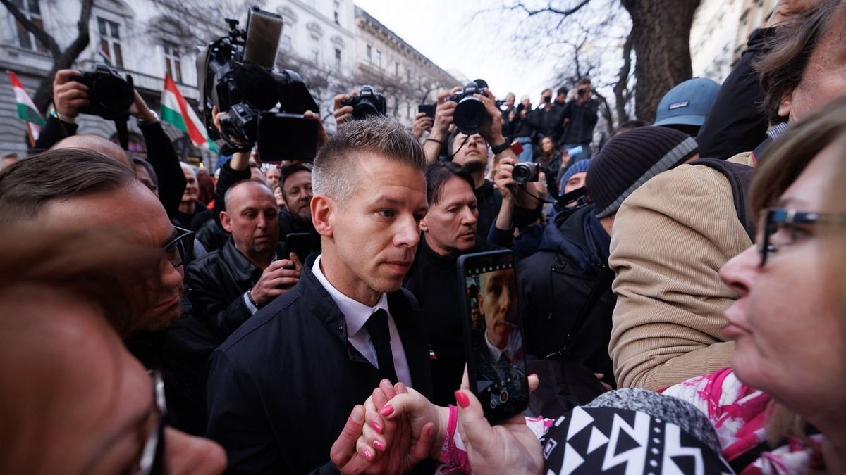 Az, hogy Magyar Péter propagandistázza a legfontosabb magyar újságírók egyikét,  egyetlen dologra hasonlít kísértetiesen: a rogánizmusra
