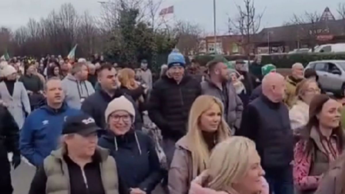 Így tiltakoznak az írek az erőszakos migránsok ellen (VIDEÓ)