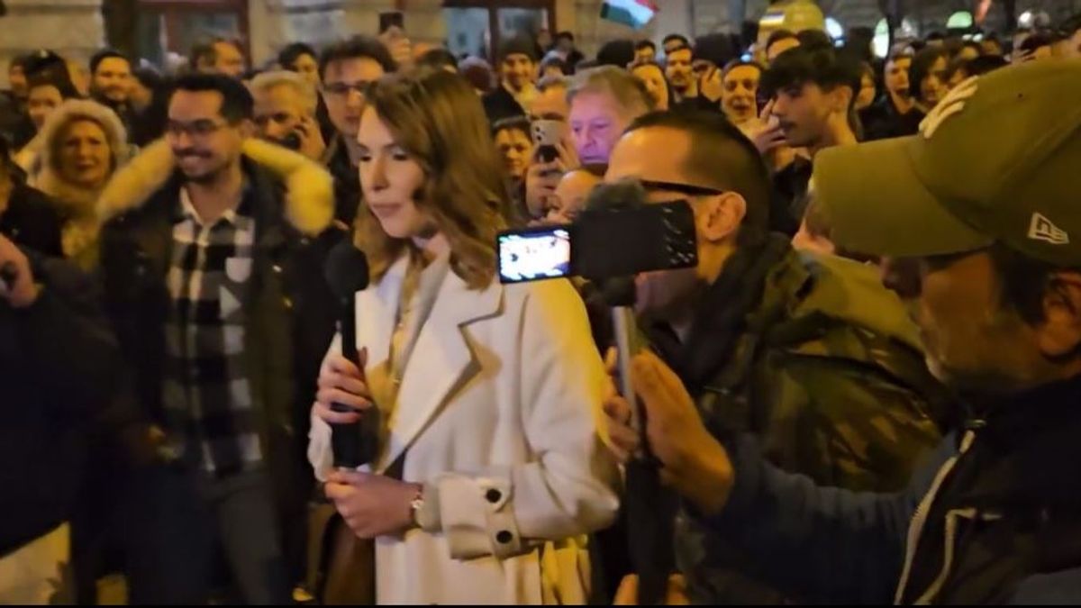 Ordítoztak és riportereket inzultáltak Magyar Péter hívei a fáklyás tüntetésen