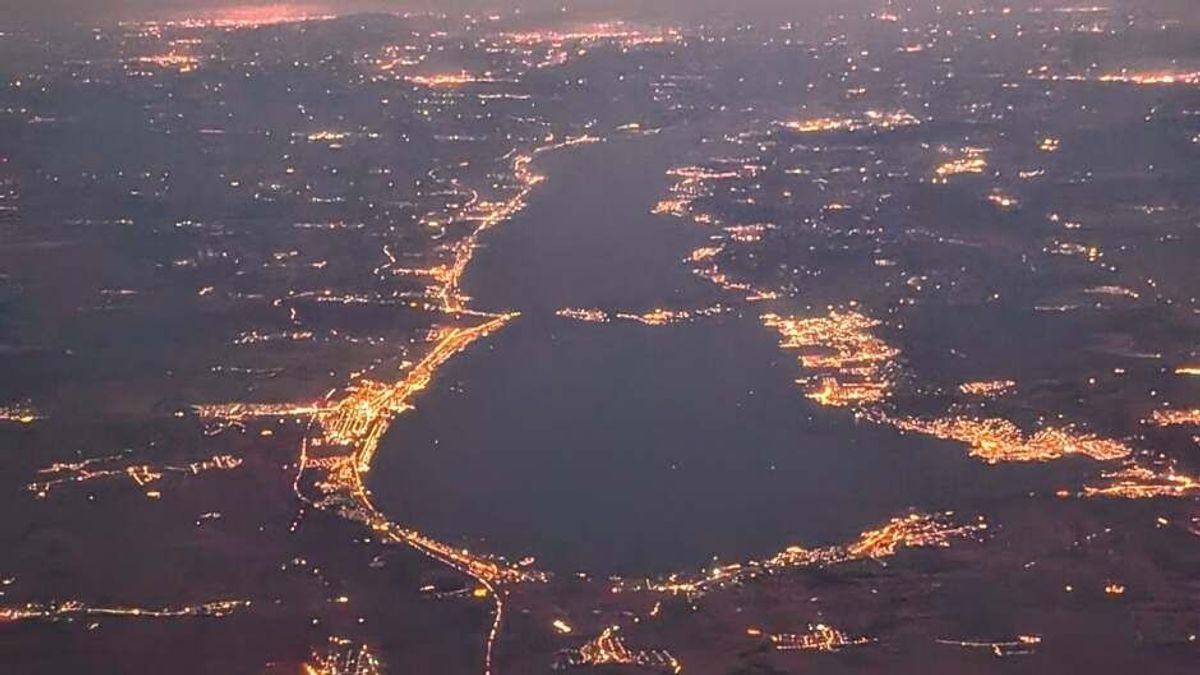 Elképesztő fotókat lőtt az éjszakai Balatonról egy pilóta (KÉPEK)