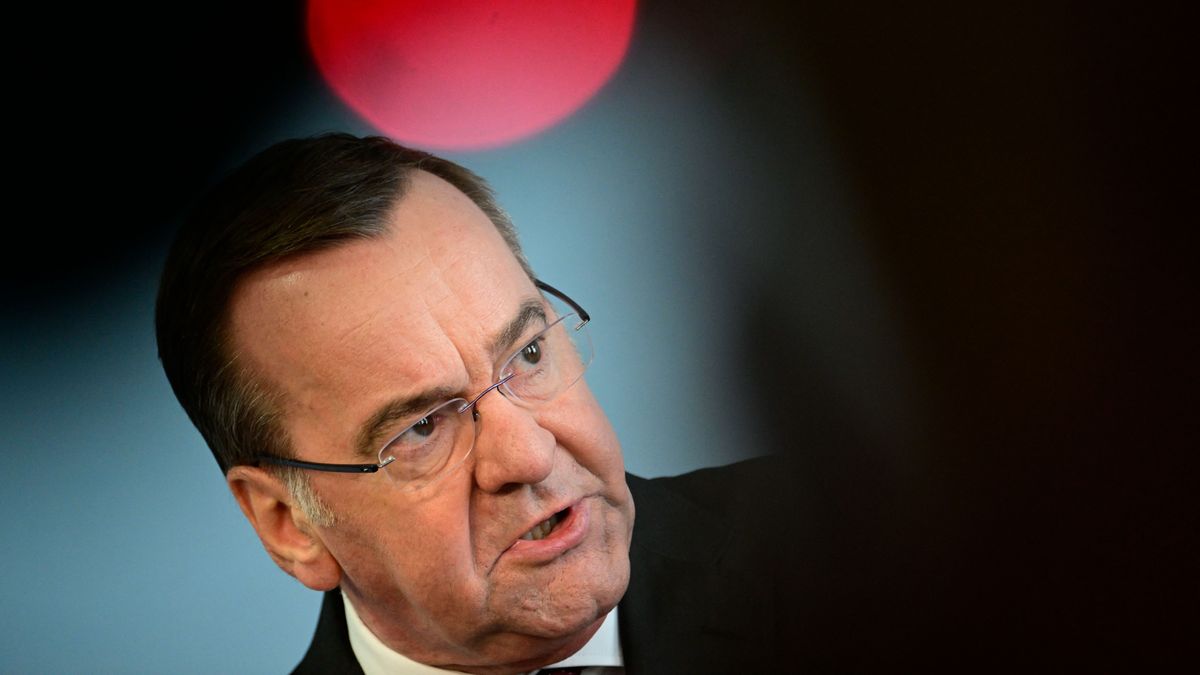 Keményen beszólt a német védelmi miniszter a katonákat küldő Macronnak: Nem segítesz!