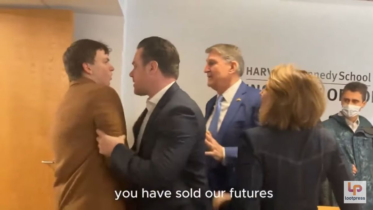 Zaklatta a demokrata szenátort, kidobták a teremből a klímaaktivistát (VIDEÓ)