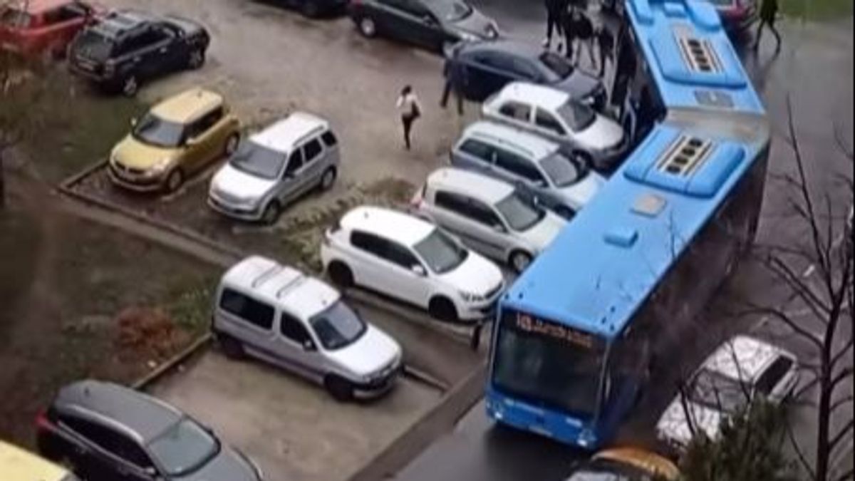 Túl nagy falat volt a csuklós busznak: bajba került a Havanna-lakótelepen (VIDEÓ)