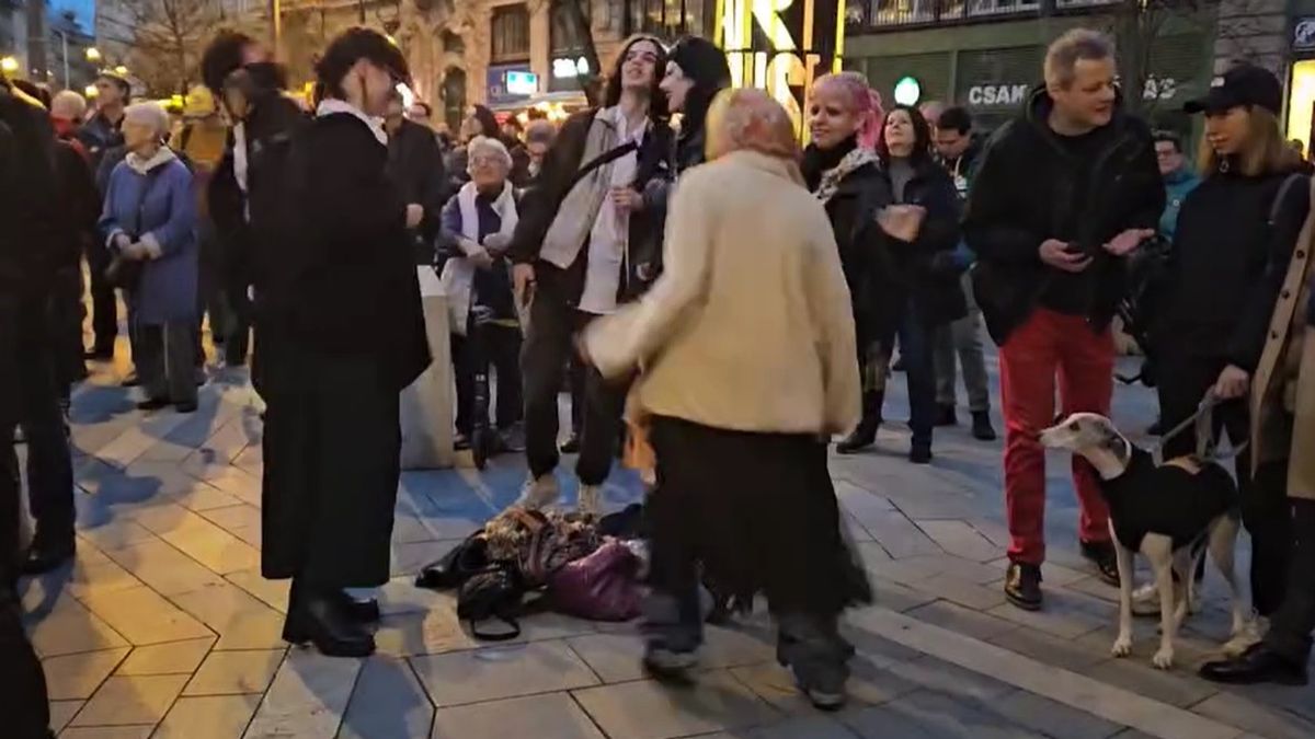 Valahogy így néz ki egy elnyomó rezsim: önfeledten táncikálnak a tüntetők Karácsony előzenekarára (videó)