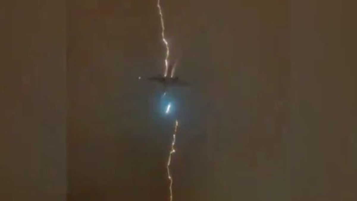 Brutális videó: villám csapott egy felszálló repülőgépbe