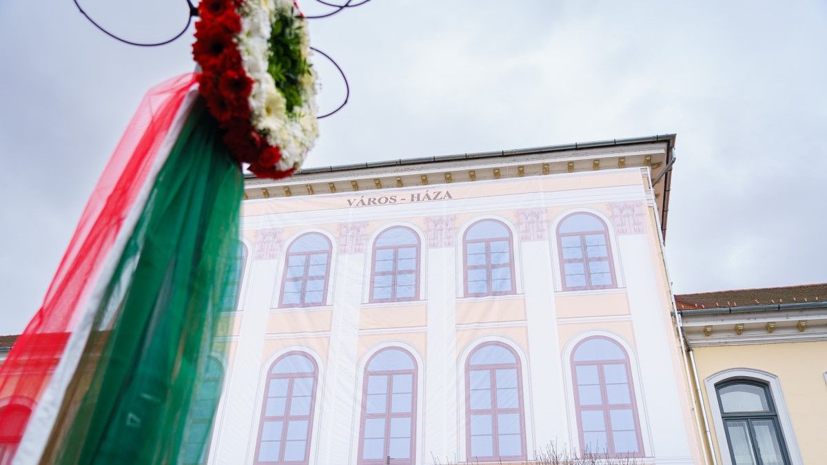 „Székely furfanggal” került vissza a magyar felirat a színházra Sepsiszentgyörgyön