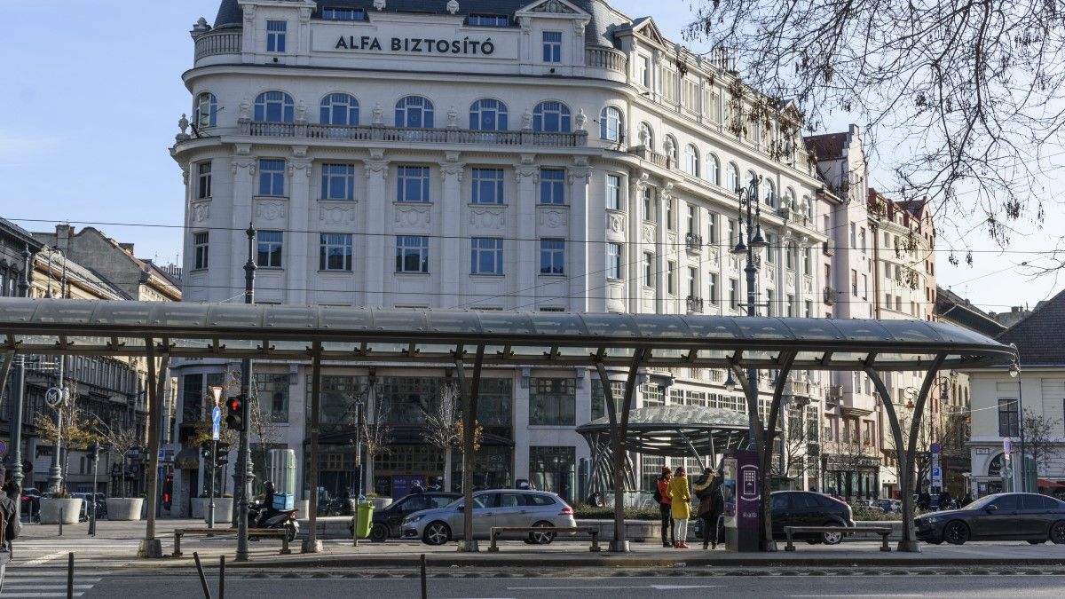 Turistabusszal ütközött a 49-es villamos a Kálvin téren, fennakadásokra kell készülni