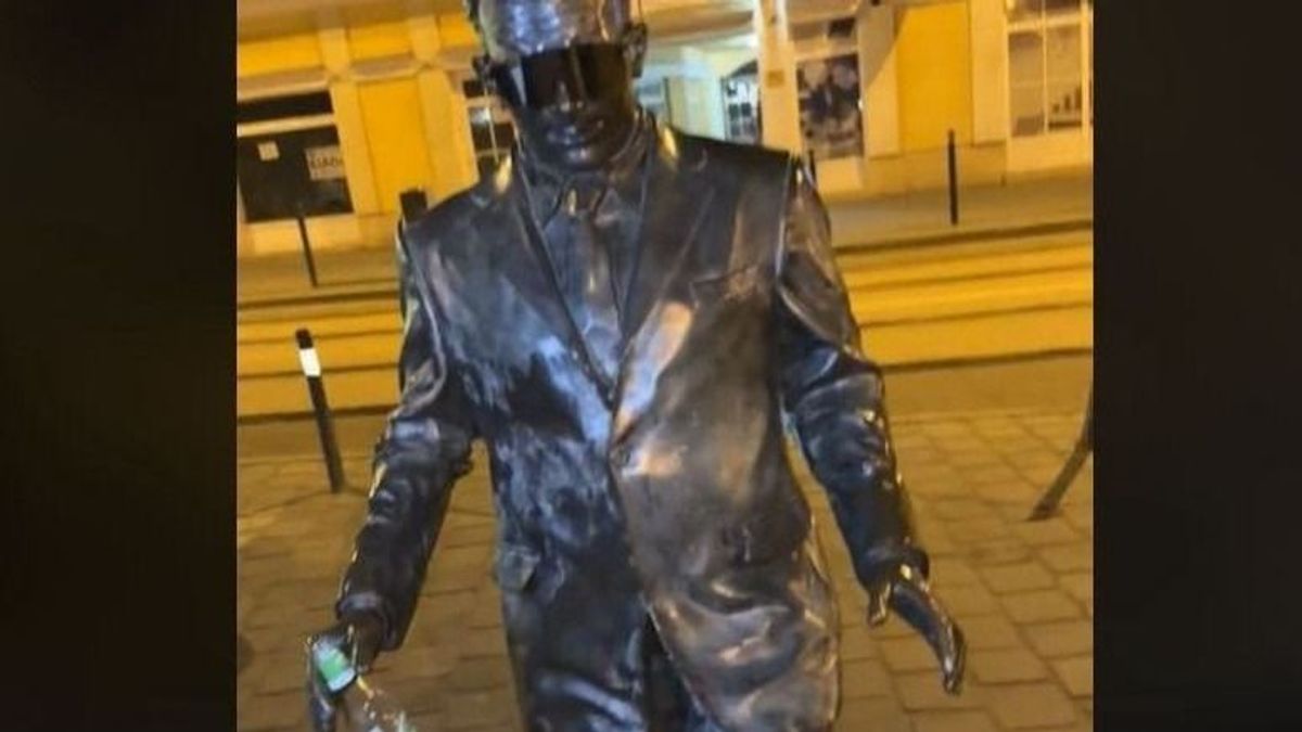 Szégyen: Puskás Öcsi óbudai szobrát rugdosták poénból (VIDEÓ)