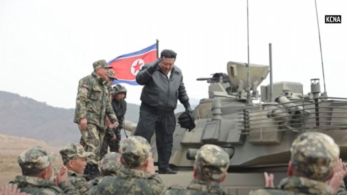 Kim Dzsongun végre megmutatta, hogyan kell bőrdzsekiben tankot vezetni (VIDEÓ)