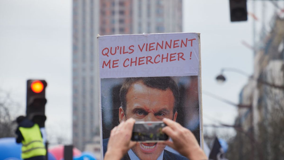 „Macron, mi nem akarjuk és nem fogjuk megvívni a háborúdat!” – videón, ahogy a francia elnök ellen tüntetnek honfitársai