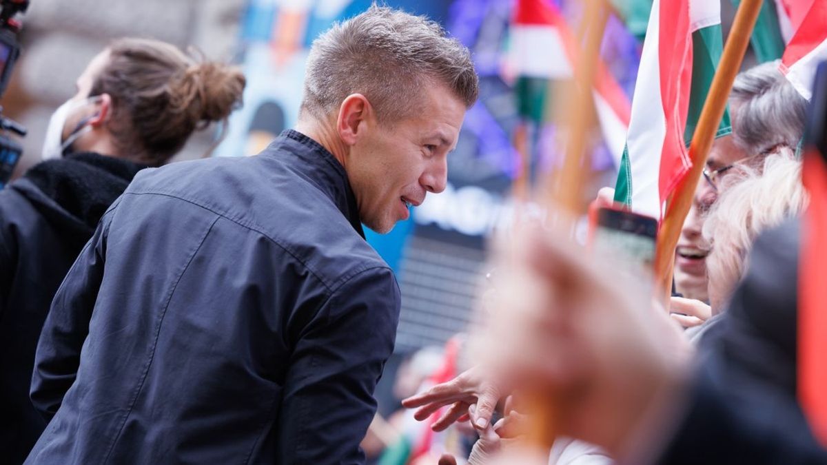Elemző: Az ellenzéki pártok úgy tartanak Magyar Pétertől, mint az ördög a szentelt víztől