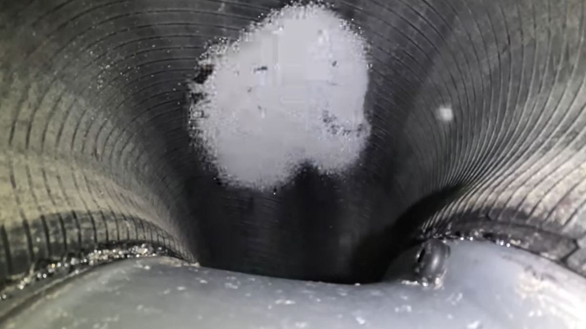 Ez történik az autógumi belsejében, ha kátyúba hajtunk (Videó)