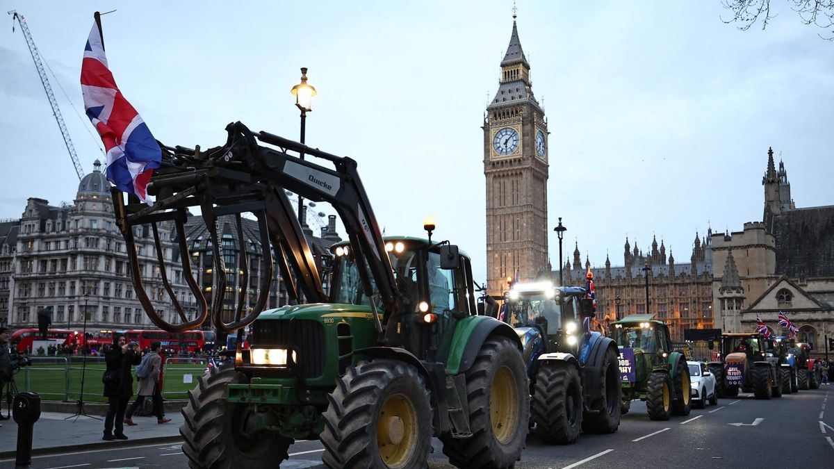 Traktorok lepték el London belvárosát, a brit gazdák is utcára vonultak (VIDEÓ)