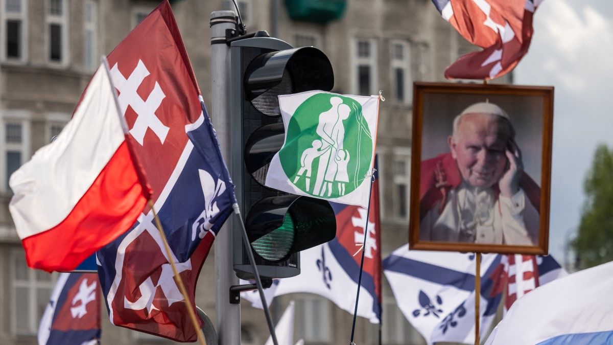 Ezrek vonultak az utcára Varsóban az abortusztörvény liberalizálása ellen (VIDEÓ)