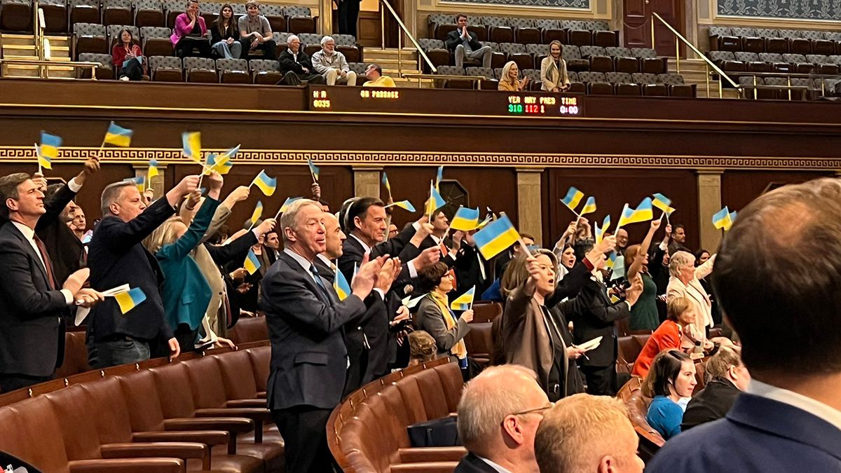 Ukrán zászlók lengetésével ünnepeltek a demokraták Washingtonban