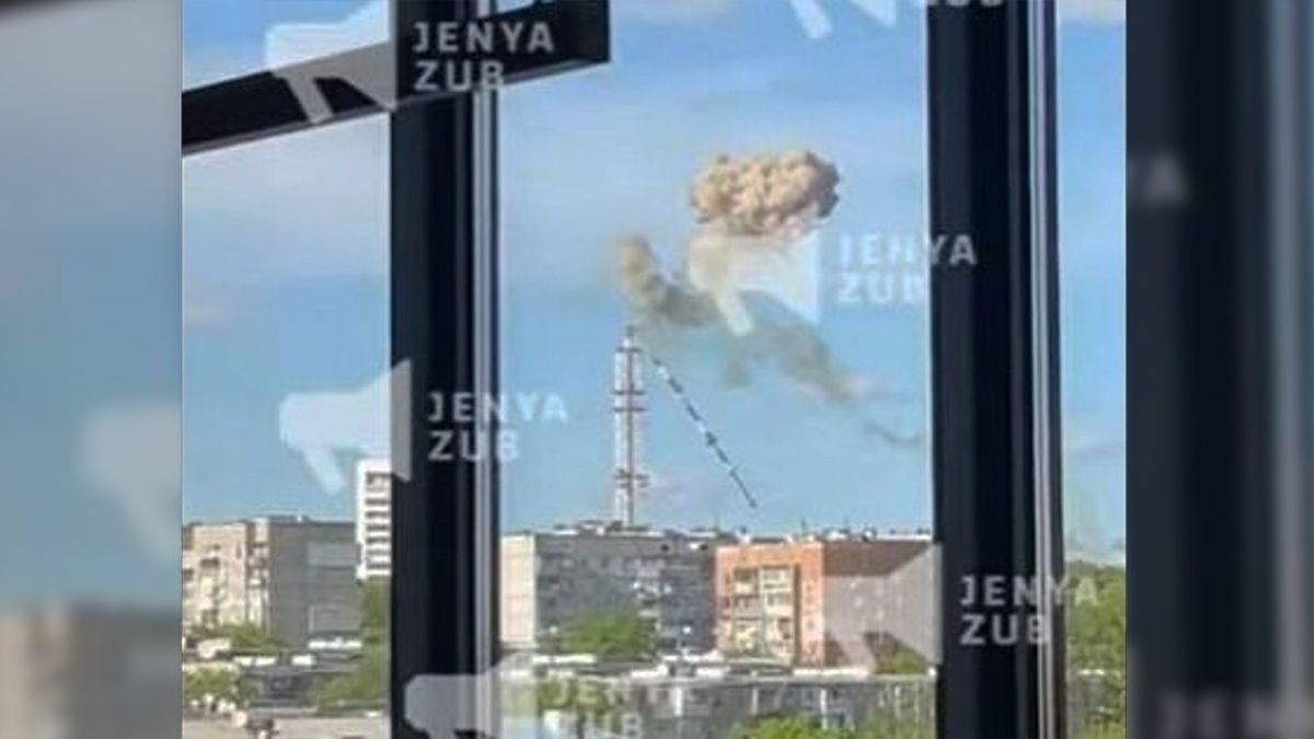 Ilyen még nem volt: az oroszok rakétával törték ketté Harkiv tévétornyát (VIDEÓ)