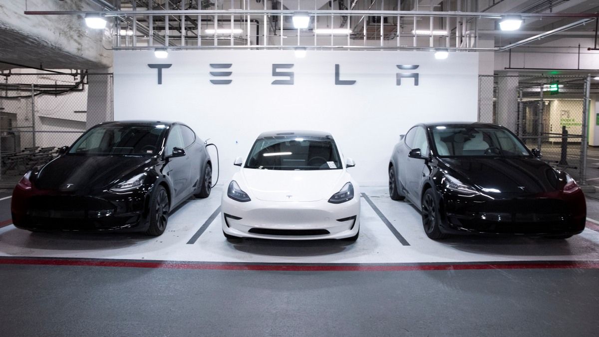 Stratégiát vált a Tesla, mégsem lesz olcsó autó