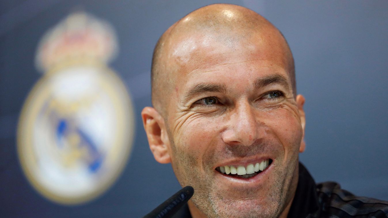 Madrid, 2019. március 11.
2018. május 11-i kép Zinedine Zidane-ról, a Real Madrid vezetõedzõjérõl egy madridi sajtótájékoztatón. A Real Madrid 2019. március 11-én jelentette be, hogy újra Zidane a labdarúgócsapat vezetõedzõje. A francia tréner vezetõedzõi megbízatása alatt egymás után háromszor vezette BL-gyõzelemre együttesét.
MTI/EPA/EFE/Emilio Naranjo
