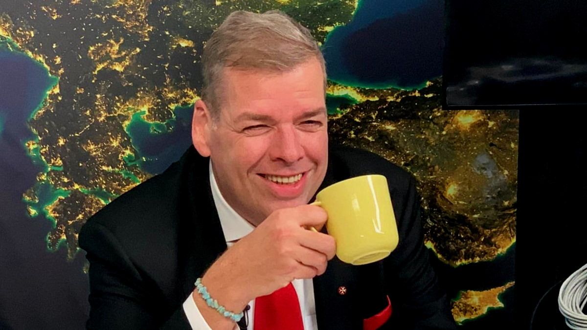 A politikai elit hülyesége időnként kitermel Magyar Pétereket – Schmuck Andor a Mandinernek