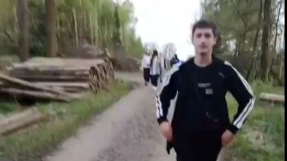 Videón, ahogy ukrán hadköteles férfiak örömködnek, hogy átszökhettek Romániába