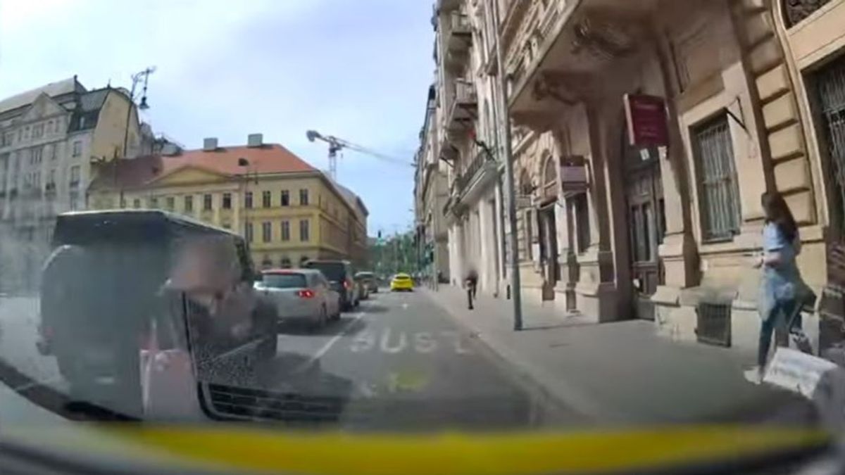 Elképesztő videó: taxi alá esett az úttesten átszaladó nő Budapesten