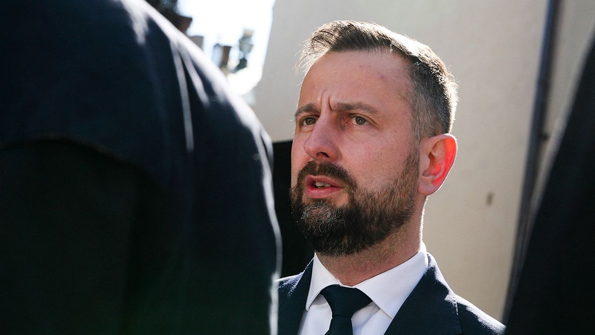 Lengyel védelmi miniszter: Elég dühítő látni a kávézókban ülő hadköteles korú férfiakat, míg mi Ukrajnát segítjük