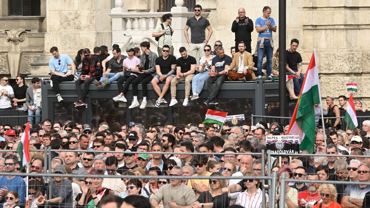 Hiába kerestünk, nem találtunk fideszeseket Magyar Péter tüntetésén (VIDEÓ)