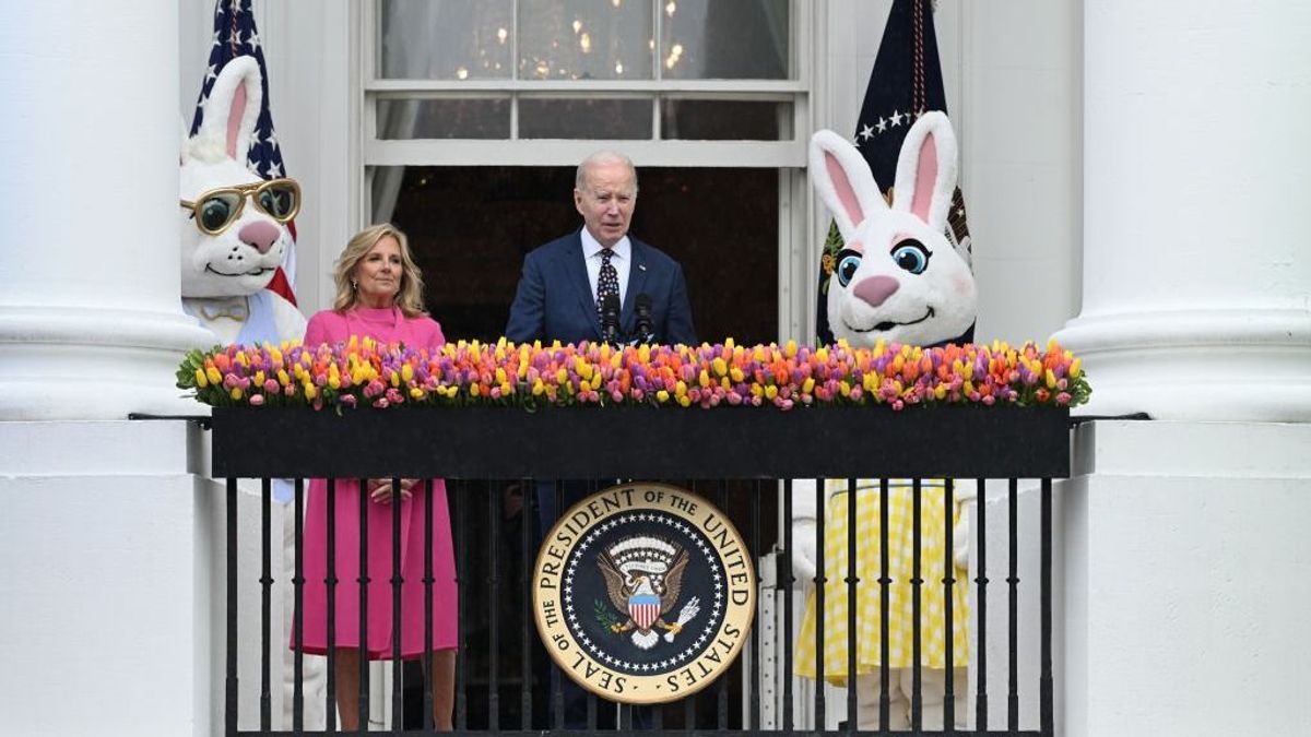 „Azt sem tudja, mit ír alá” – nem csitul a botrány Biden húsvéti döntése után