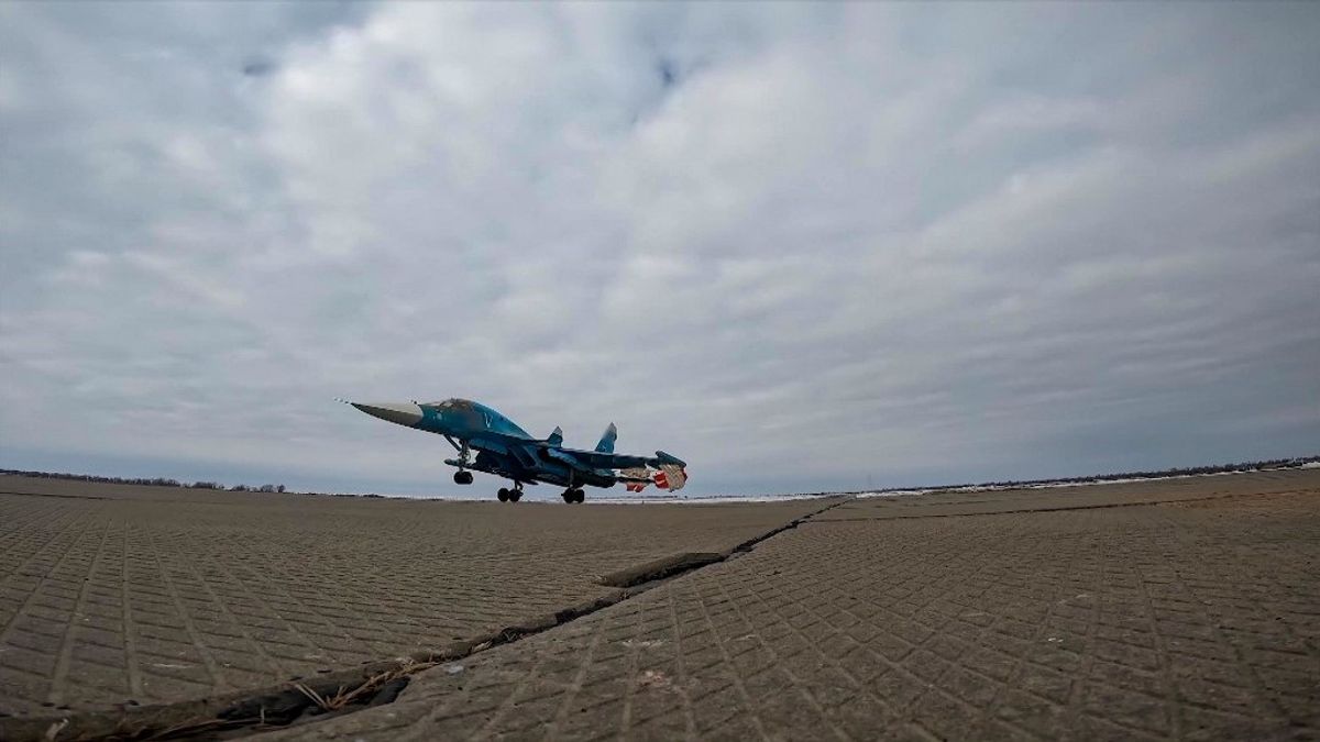 Ukrán dróntámadás következtében több orosz vadászbombázó is megsérült (VIDEÓ)